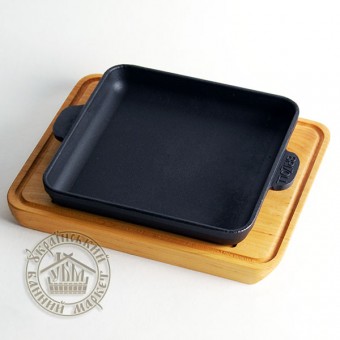 Сковорода чавунна квадратна на дерев'яній підставці (18*18 см)